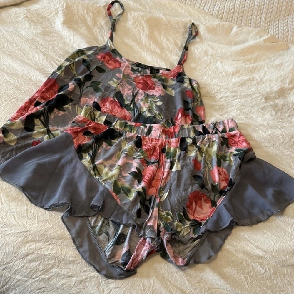 TAHARI PINK AND GRAY PAJAMA SET WITH ADJUSTABLE STRAPS. NWOT